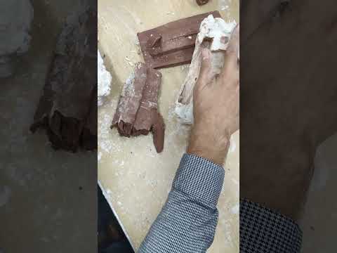 فتح قوالب الجبس المصبوبة لبعض الطلاب في تخصص النحت و شرح مدي ملائمتها للشكل المطلوب