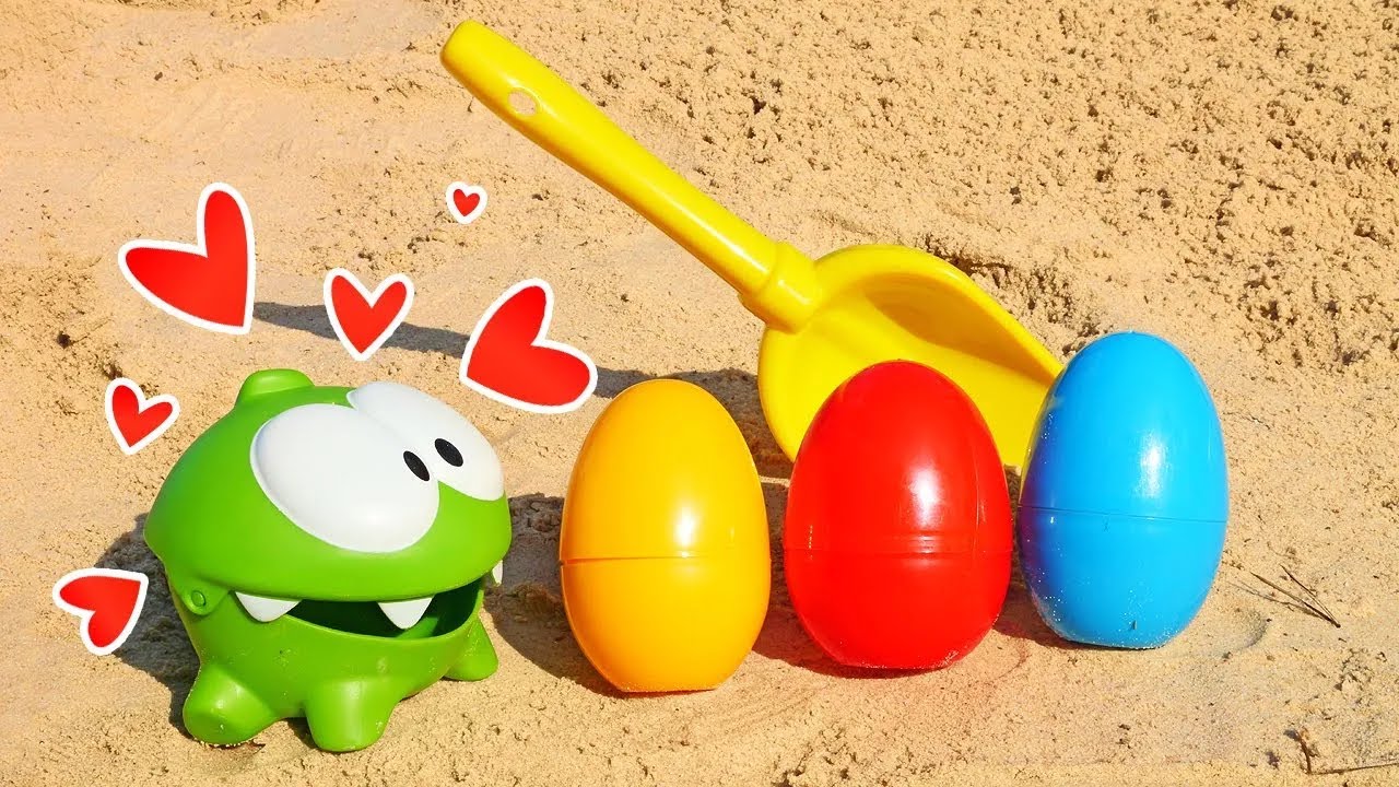 ⁣Ам Ням открывает яйца, лепит куличики и другое! 🔴 Игры и развивающее видео про игрушки Om Nom