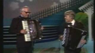 Video thumbnail of "Hasse Tellemar och Walter Eriksson spelar tango potpurri på dragspel"