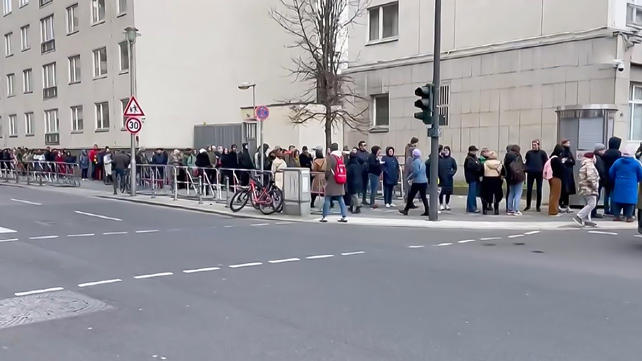 В Берлине сотни россиян стоят в гигантской очереди, чтобы проголосовать на выборах президента России