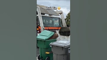 Garbage Truck Picks Up Overfilled Yard Waste 🌴 #gogarbage #shorts