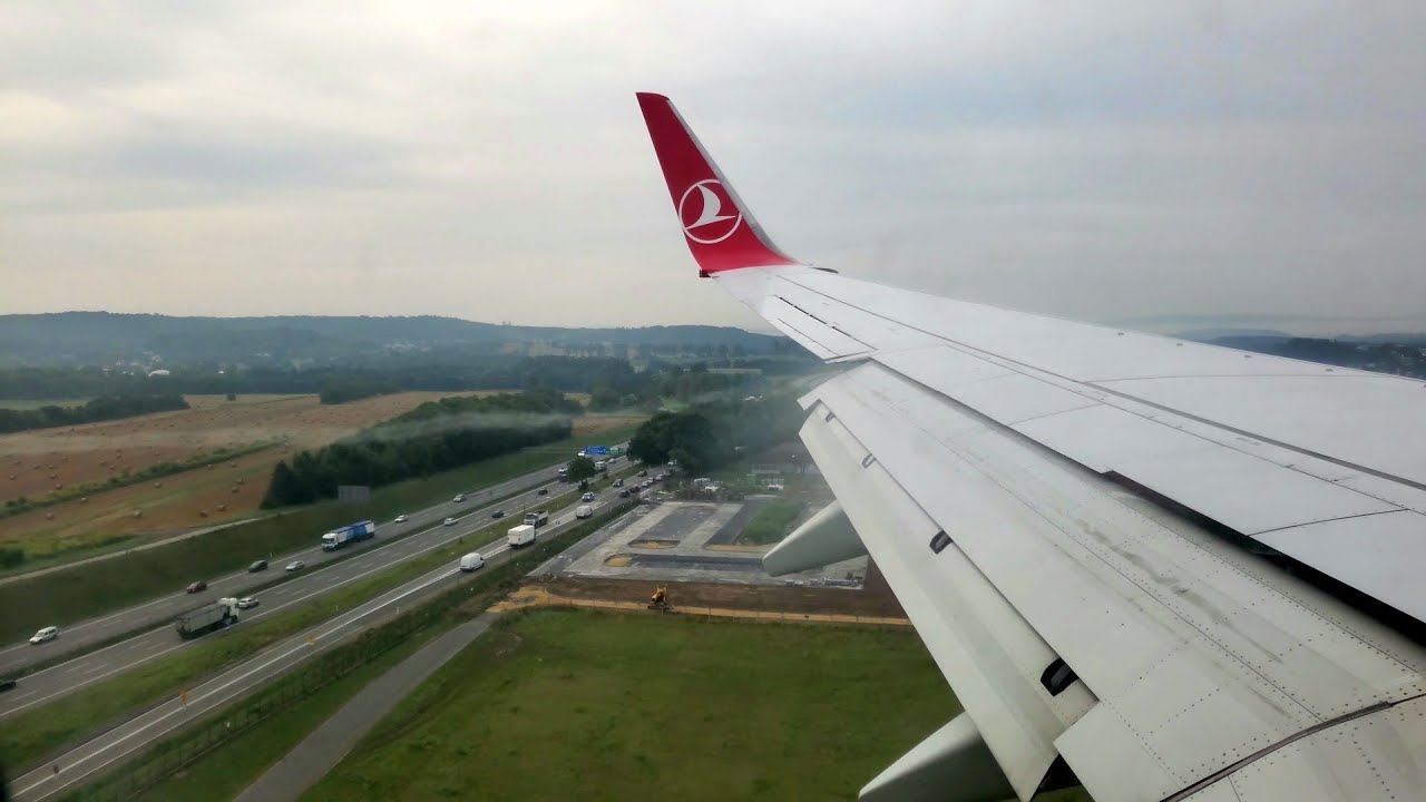 Cloudy landing at Krakow John Paul II Int'l Airport | 737-800