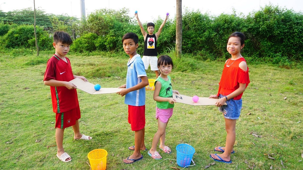 Kids go to School Play Team Building Game Keep Ball Balanced On Foam