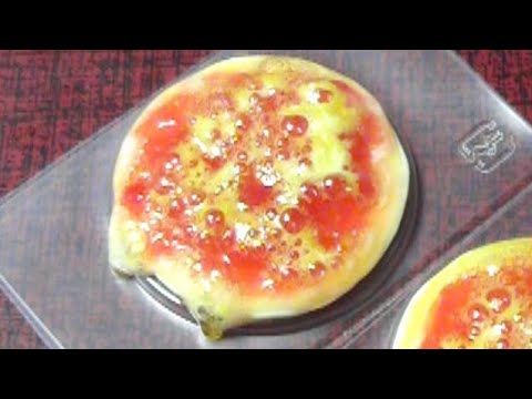 ピザ形のお菓子を作る　Making pizza shaped candy