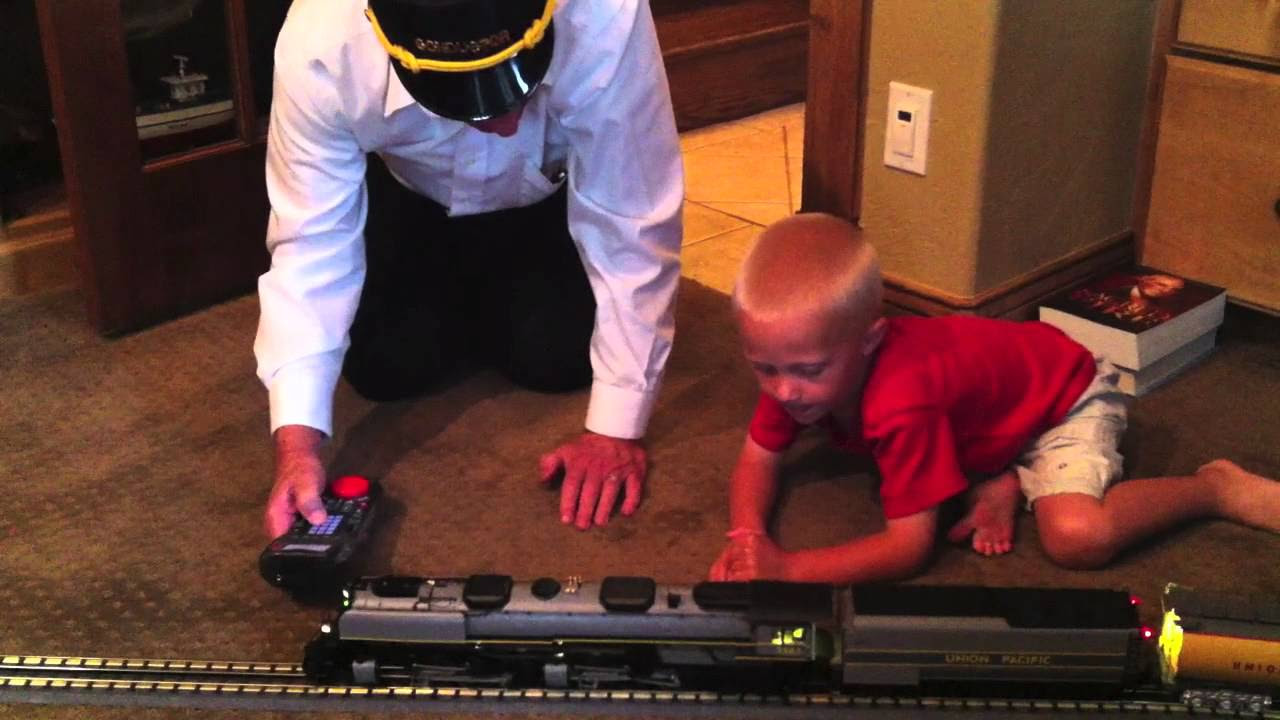 Demonstration of New York Central Hudson & Pacific Challenger Lionel Trains