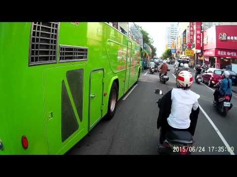20150624 台中中清路 車禍 任意把傷患扶起..