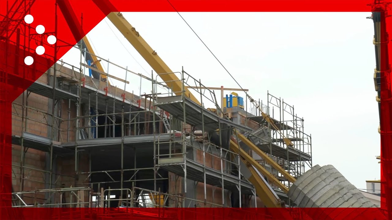 Padova, gru edile crolla su palazzo, tragedia sfiorata, lunghe operazioni di rimozione