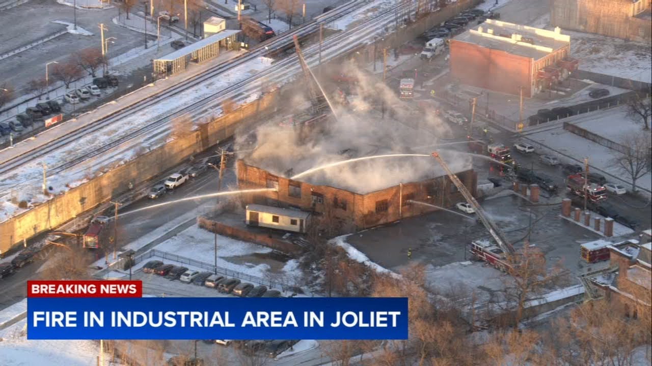 Firefighters battle large building fire in Joliet - YouTube