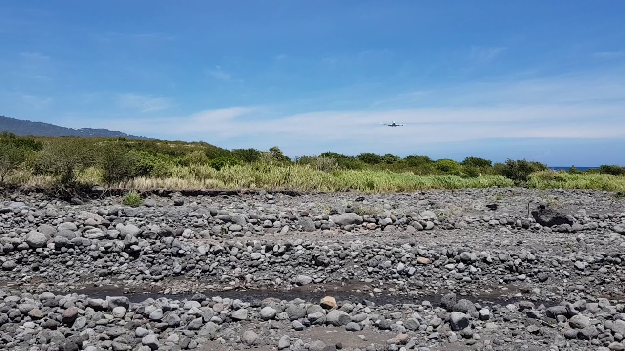 Extreme plane spotting in Reunion! Boeing 747-422 landing, RUN airport