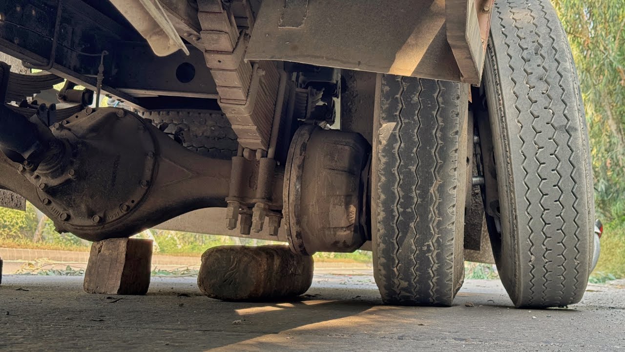 “No Workshop Needed! Hino Truck Hub Bolts Broken Under Load – Fixed on Spot”