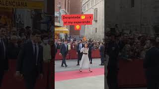 Letizia despistada y el rey esperando. #reinaletizia #reyfelipe