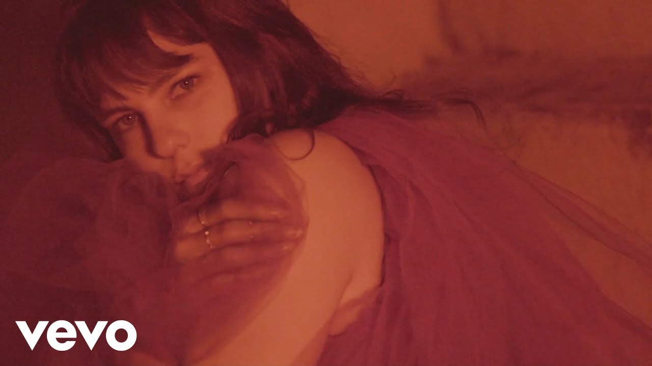 Ilse Hendrix - Fuego adlı videoyu YouTube'da izle Ilse Hendrix - Fuego adlı videoyu YouTube'da izle