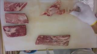 【左利き】和牛三角バラ肉カルビ　整形～焼肉用にカットする作業風景