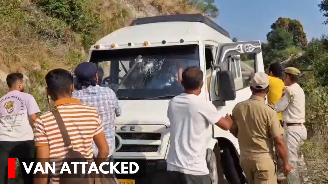 Kathua: Tourist van attacked Amid Police Presence