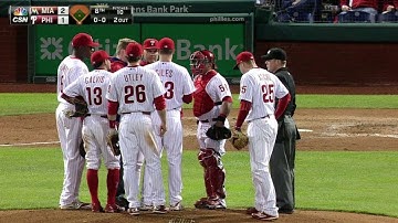 MIA@PHI: Giles stays in game after apparent injury