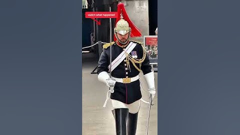 Don’t mess with the king’s guards #history #britishsoldier #tourist