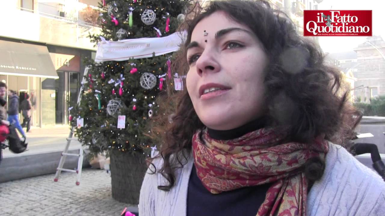 Immagini Hard Natalizie.Albero Di Natale Con Sex Toy A Milano Spunta L Albero Hot Dildo Al Posto Delle Palline Foto L Huffpost
