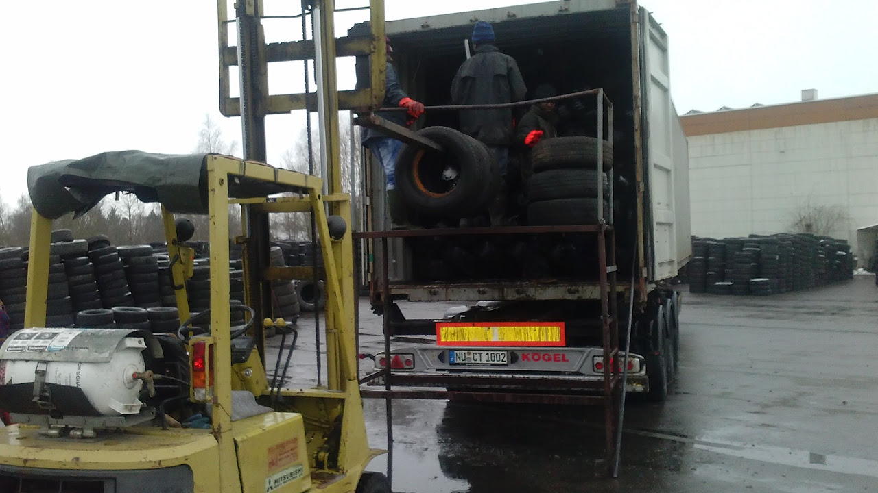 LKW Gebrauchtreifen Altreifen Schrott container laden mit Bagger