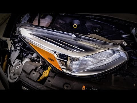 Vidéo: Comment changer un phare sur un Ford Escape 2013 ?