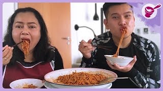 Eating extra spicy Korean noodles (4 packages) with Thai chili powder! | Yainang & Oat