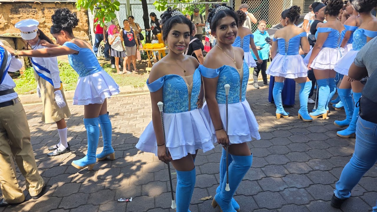 Por primera vez de cachiporras  en El Salvador 15 de septiembre 2025