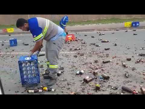 Carga de cerveja cai de caminhão em Linhares