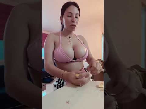 Hot big boobs bhabhi in pink bra in kitchen🔥😍|Subscribe karlo dobara nhi milegi#shorts