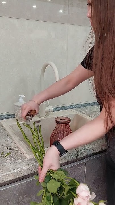 Ставим розы правильно в вазу🌹 #flower #цветы #pinkroses #флорист - YouTube