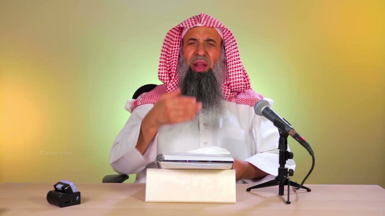 ما حكم قول: (استحلفك بالله)؟