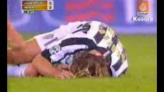 Referee falls down in a soccer game - Rare screenshot 5