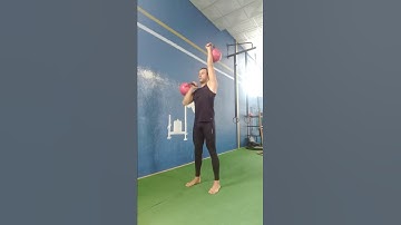 Desenvolvimento de ombros alternado com isometria - kettlebell
