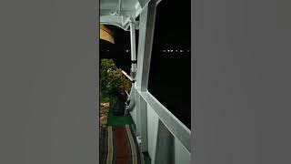 suasana malam hari di kapal. di plabuhan marina gersik