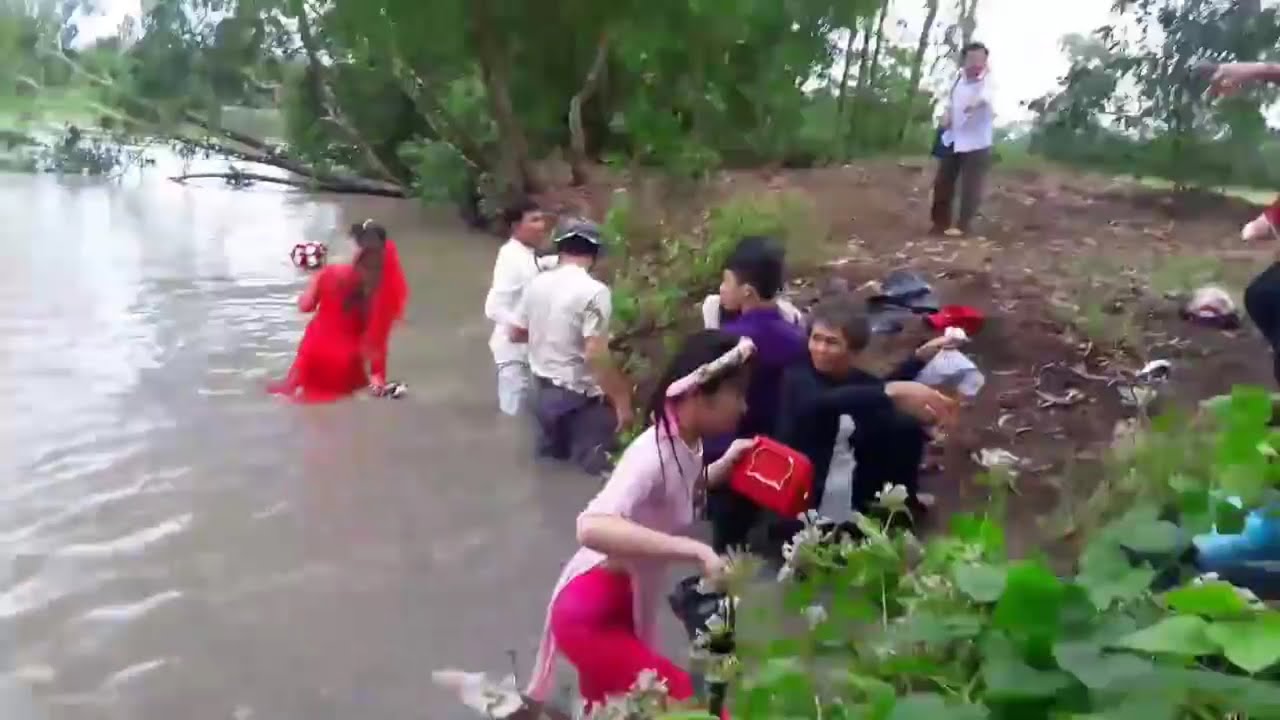 Đám Cứơi Miền Tây : Ghe Đưa Dâu Bị Chìm Giữa Sông CÔ Dâu CHÚ RỂ và Đám Đưa Dâu Ướt Như Chuột Lột