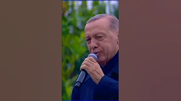 الرئيس التركي رجب طيب اردوغان يغني مع أنصاره بعد فوزه في الانتخابات 