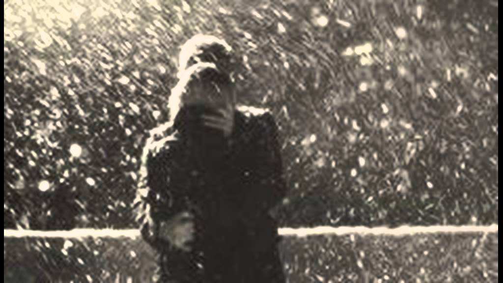 За окном дождь тает первый снег песня. Человек под дождем. Человек под Снегопадом. Человек в метель. Парень под Снегопадом.