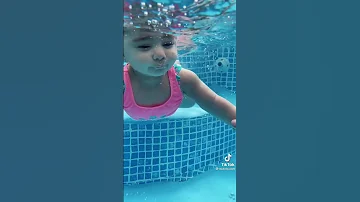 طفله تغرق في الماء 