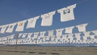 砂浜にＴシャツ１２００枚 アート展ではためく