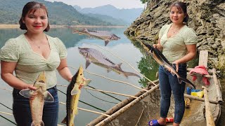The girl went fishing on the lake and caught a strange fish. The result was a day of high income.