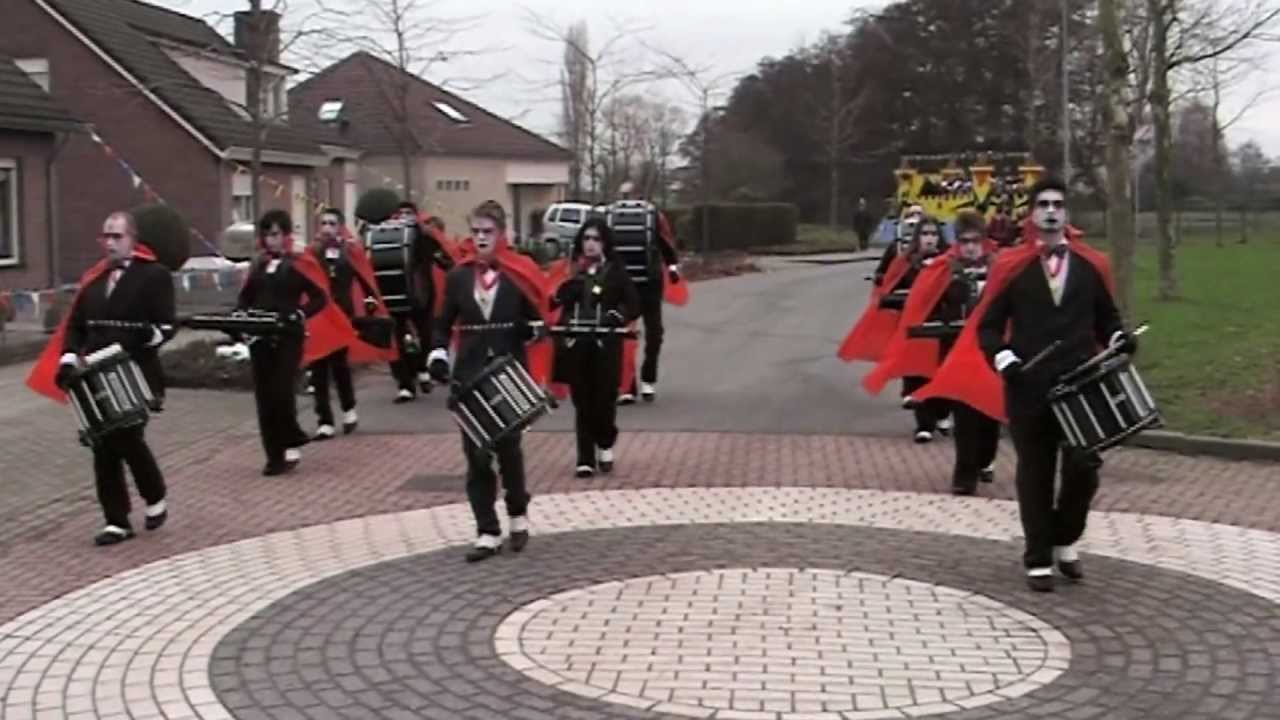 Drumband Heelsum tijdens Carnaval Maasbommel 2013