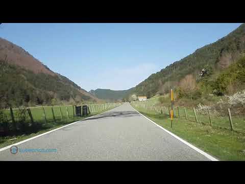 Carretera de montaña en Zuriza en Navarra