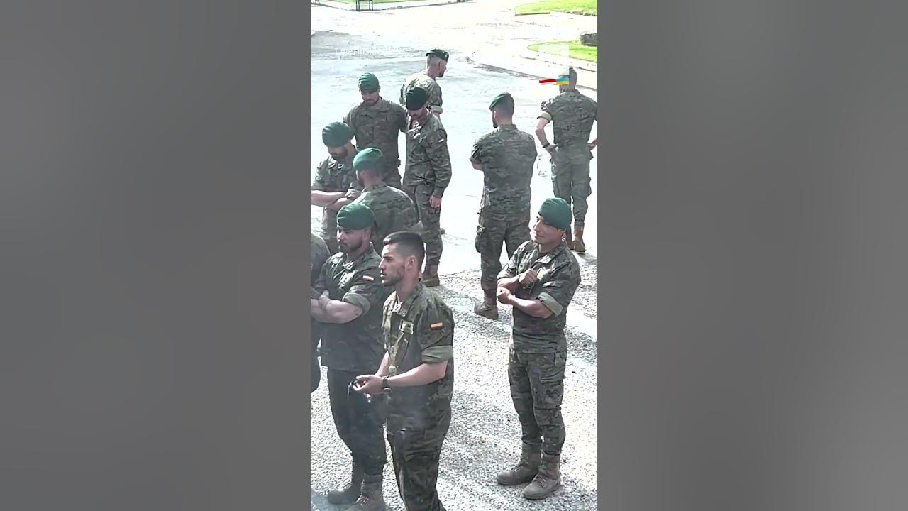 Испанские военные провожают домой коллег из ВСУ - YouTube