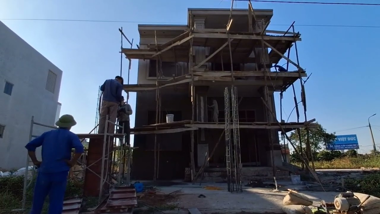 Đang hoàn thiện những công việc cuối của căn nhà to ...