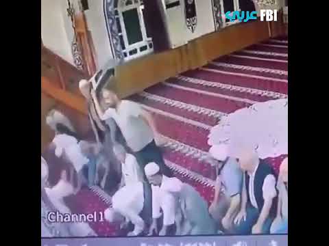 شخص يضرب إمام مسجد بكرسي على رأسه أثناء الصلاة في تركيا شاهد ردة فعل المصلين بسبب خلاف بنهم