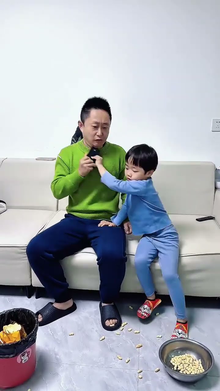爸爸带娃不靠谱，儿子一点不惯着他！#Cute baby#Cute#呆萌小米宝#聪明宝宝#萌娃