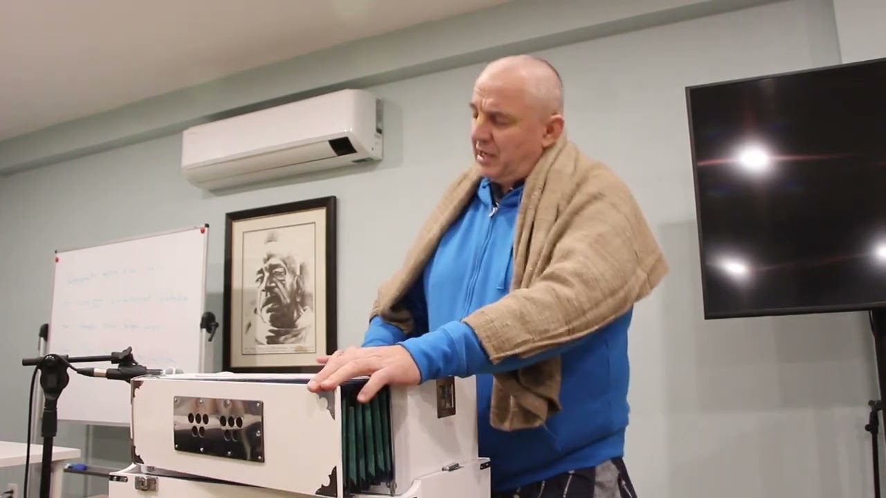 Джая Радха мадхава и Харе Кришна маха-мантра на белой фисгармонии - Врикодар прабху