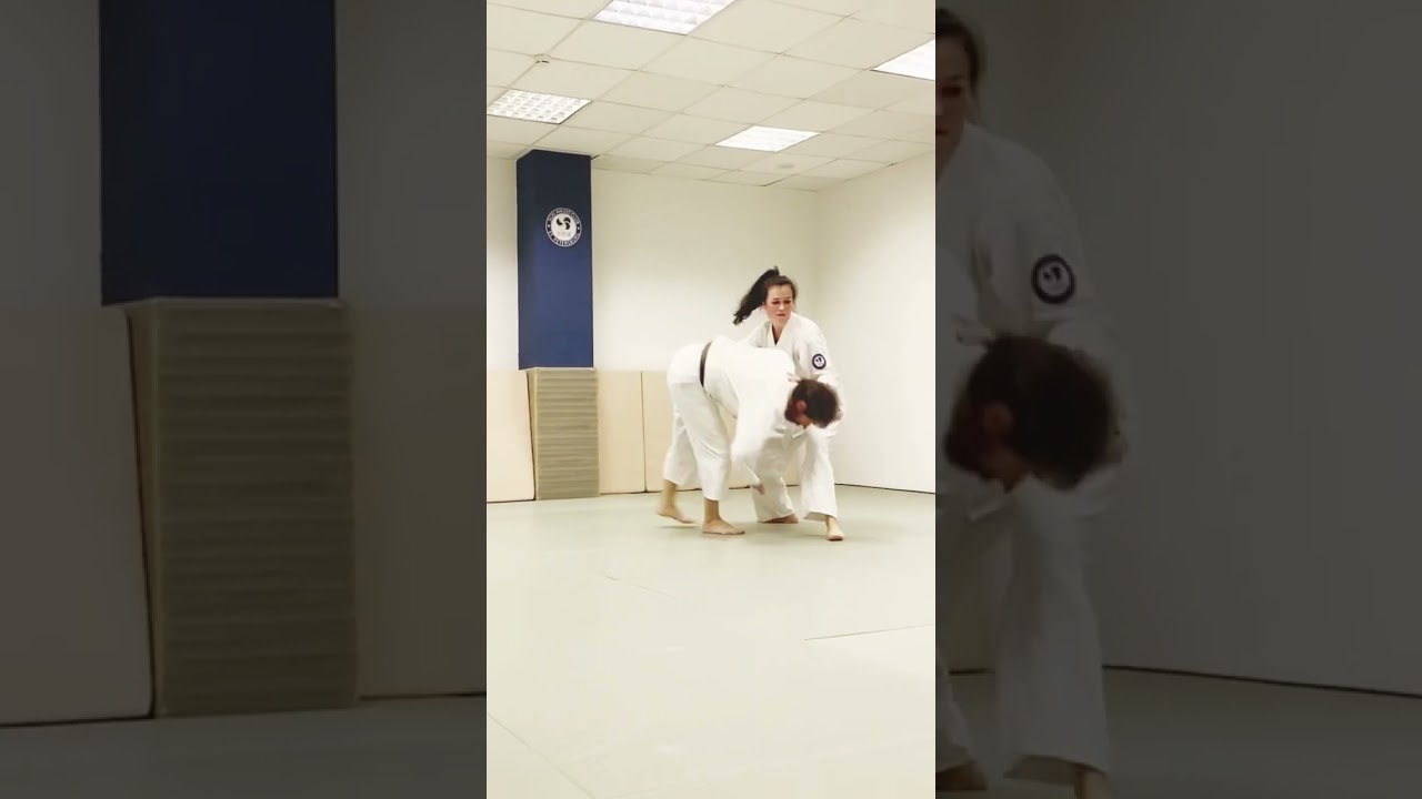 Бросок разворотом от прямого удара. 