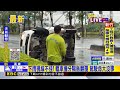 下雨視線不佳！轎車撞分隔島翻覆 駕駛命大沒事@newsebc