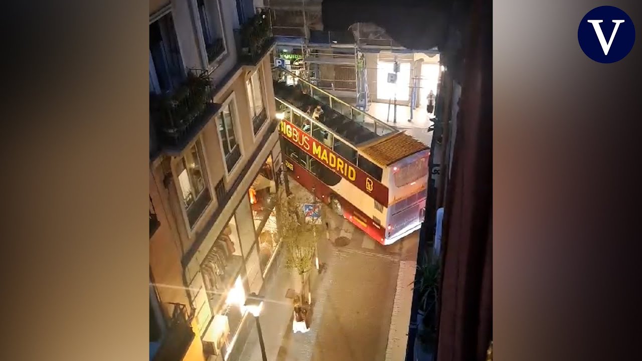 Un bus turístico de Madrid se queda atrapado al girar una calle I CHUECA I La Vanguardia