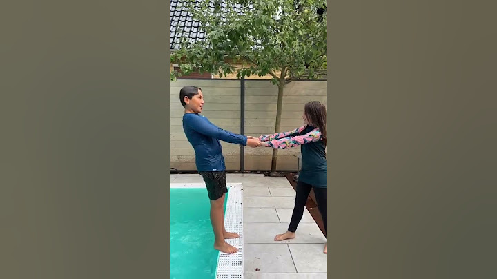 Pool Challenge 😁 Falsche Antwort landet im Wasser #shorts Clarielle