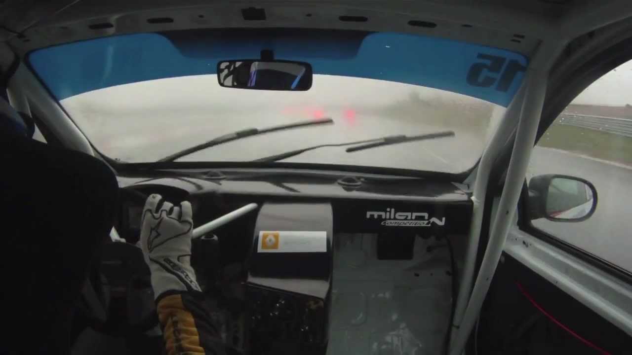 Clio Cup Navarra 2013 - 1st lap crash under wet conditions